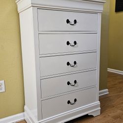 Clean and Nice White 5 Drawer Chest / Tall Dresser.