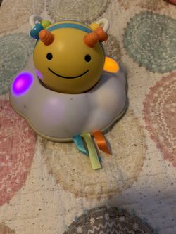 Skip hop bee crawl toy