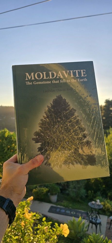 Moldavite – The Gemstone that Fell to the Earth (Collector’s Hardcover Edition)