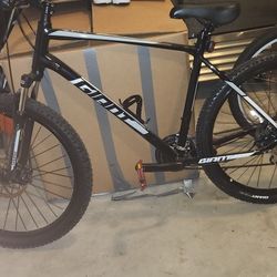 Mountain Giant Bike 27.5 Inches Of Wheel  3×7speed 