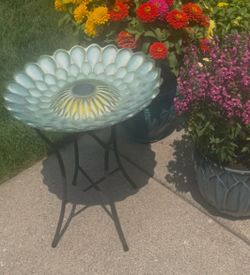 Glass Solar Birdbath with Metal Stand