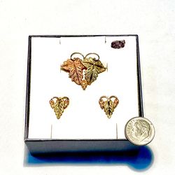 Vintage like new 14 karat gold leaf designed earrings with matching gold broach pin. Weighs 4 grams