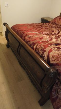 King bed w/2 night stands