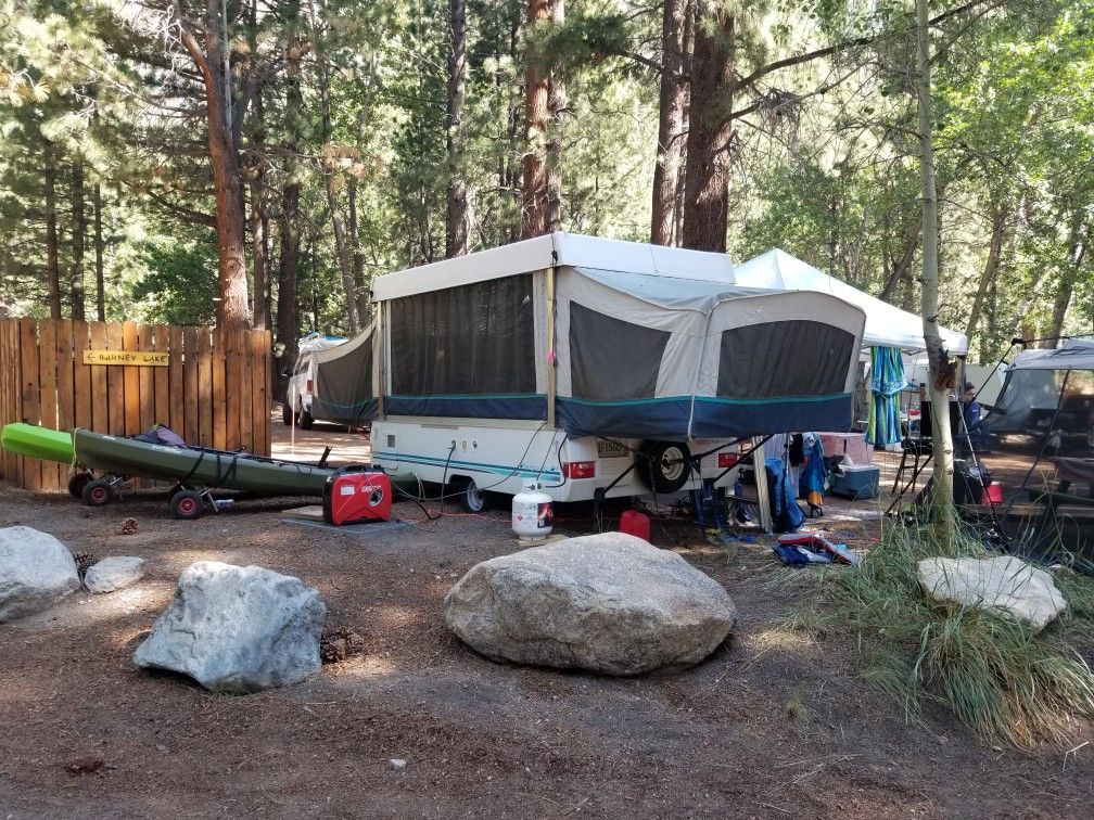 1995 Coleman fleetwood pop up camper . Sleeps 4 to 6 easy. Travel trailer.