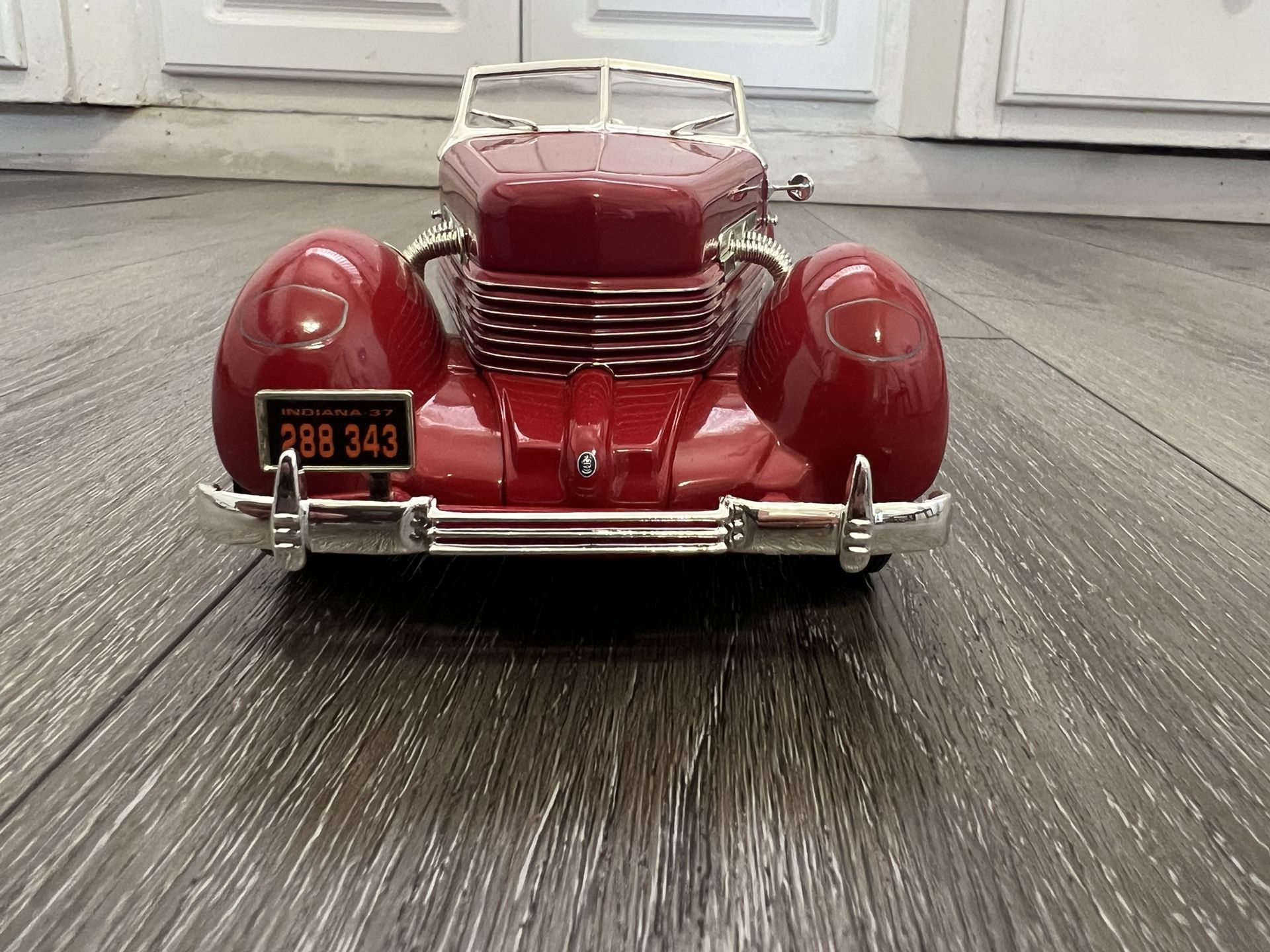 Diecast 1/18 Scale 1937 Cord Convertible Anerican Muscle 