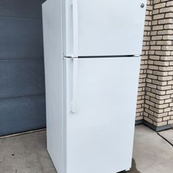 "GE'' TOP BOTTOM FRIDGE LIKE NEW OF 
24.6 cu ft  FOR $ 360 WITH 3 MONTHS OF WARRANTY  DELIVERY & INSTALLATION FREE 