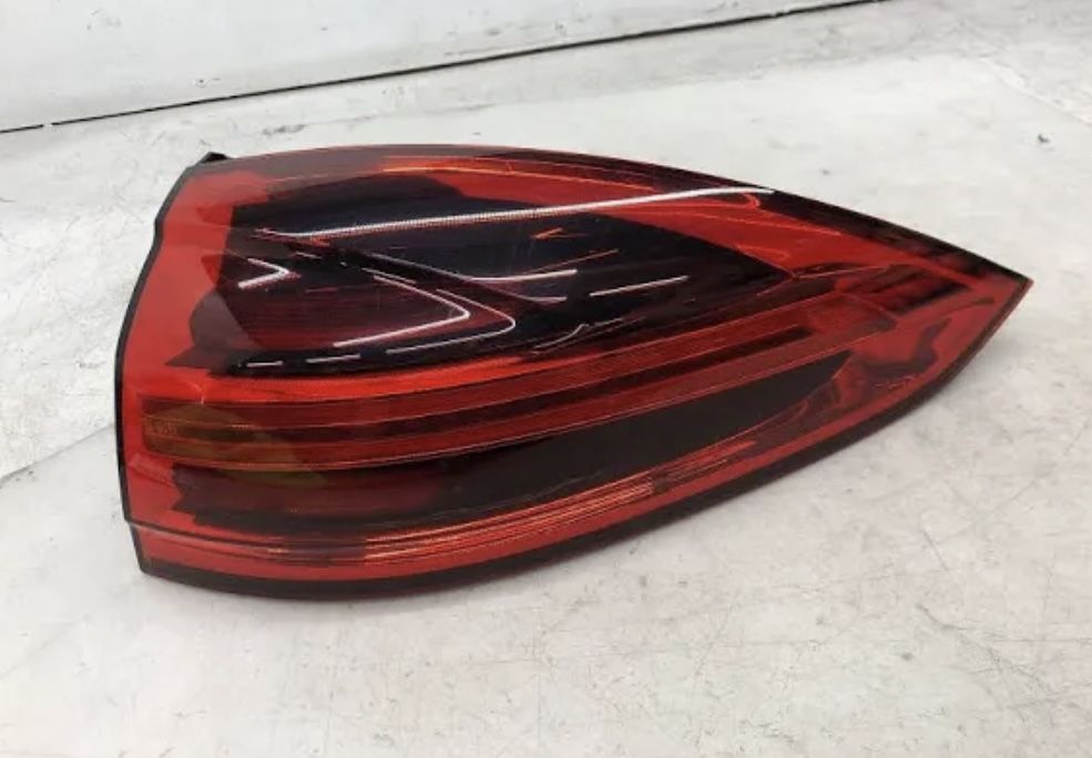 2015 -2018 Porsche Cayenne Right Rear Quarter Panel Brake Light Tail Assembly Genuine OEM