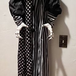 H hanging clown prop with sensor