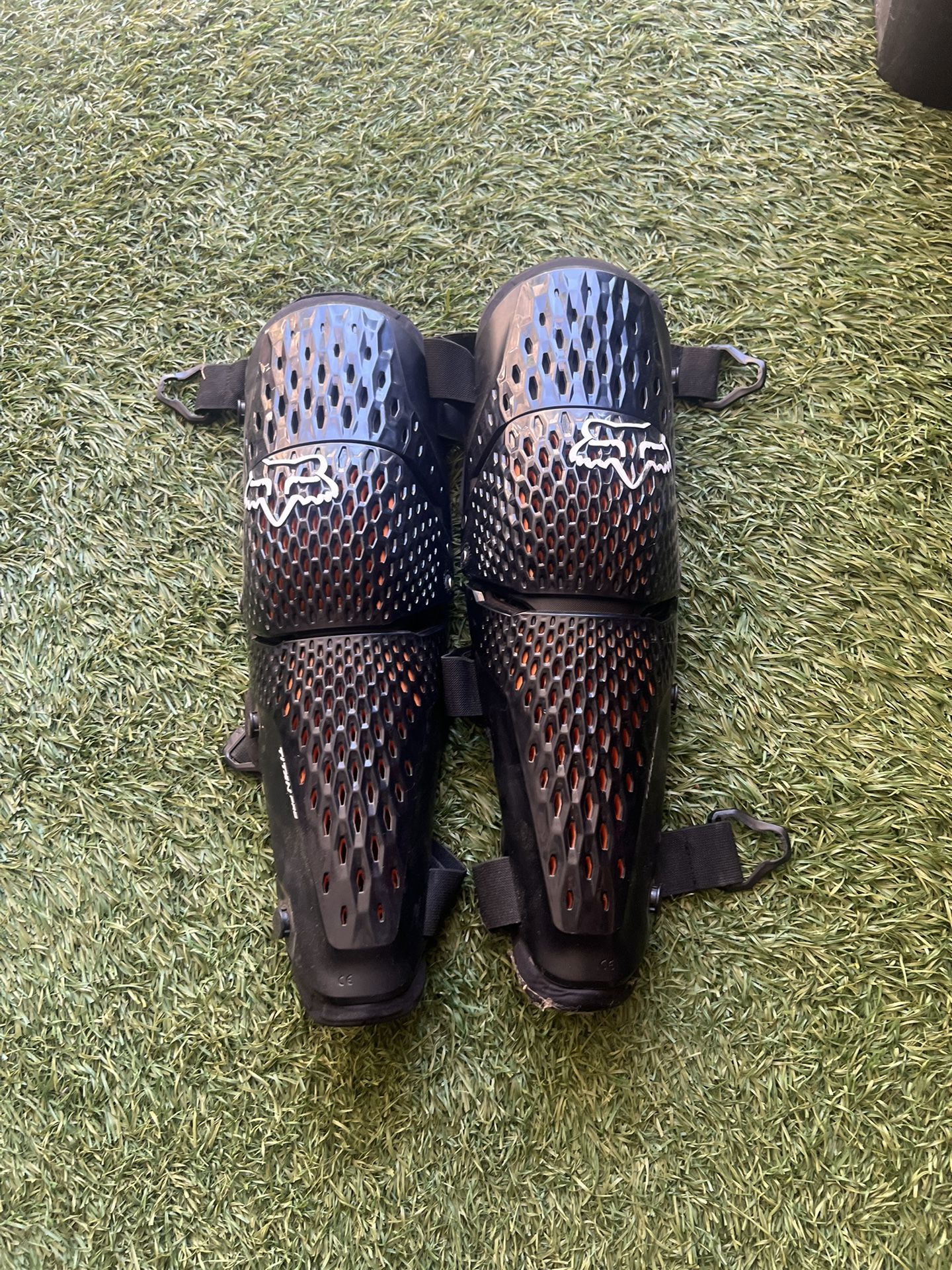 Fox Titan Pro Knee Guards - Excellent Condition, Quick Fix Needed!