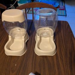 Cat/Small Dog Feeder 
