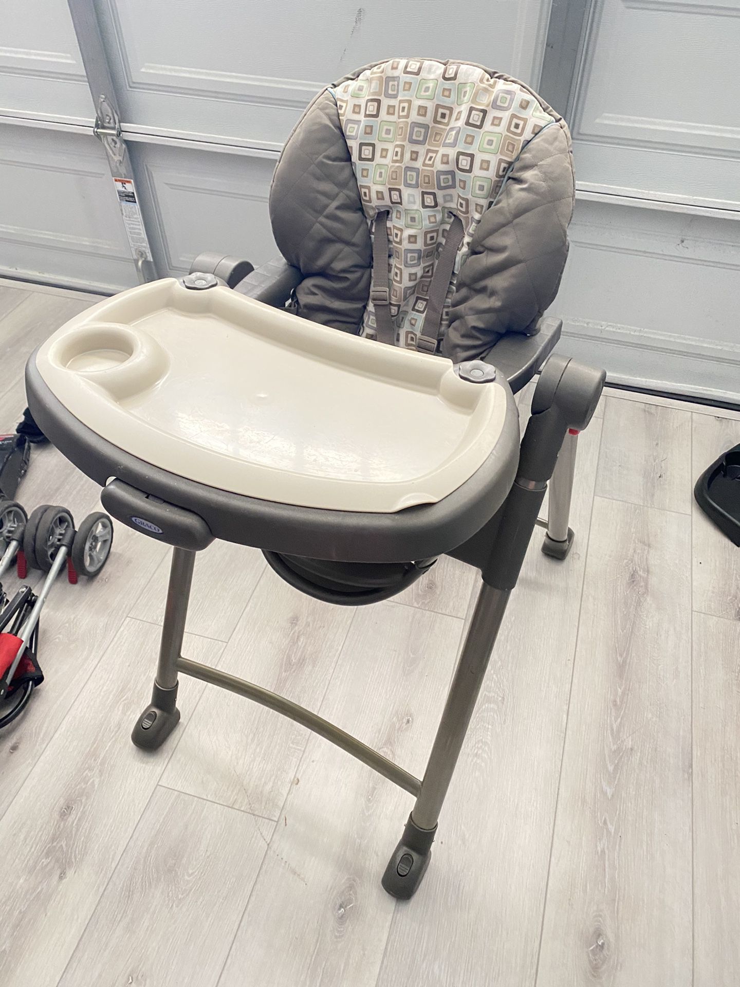 Graco High Chair for toddlers (removable covers, tray)