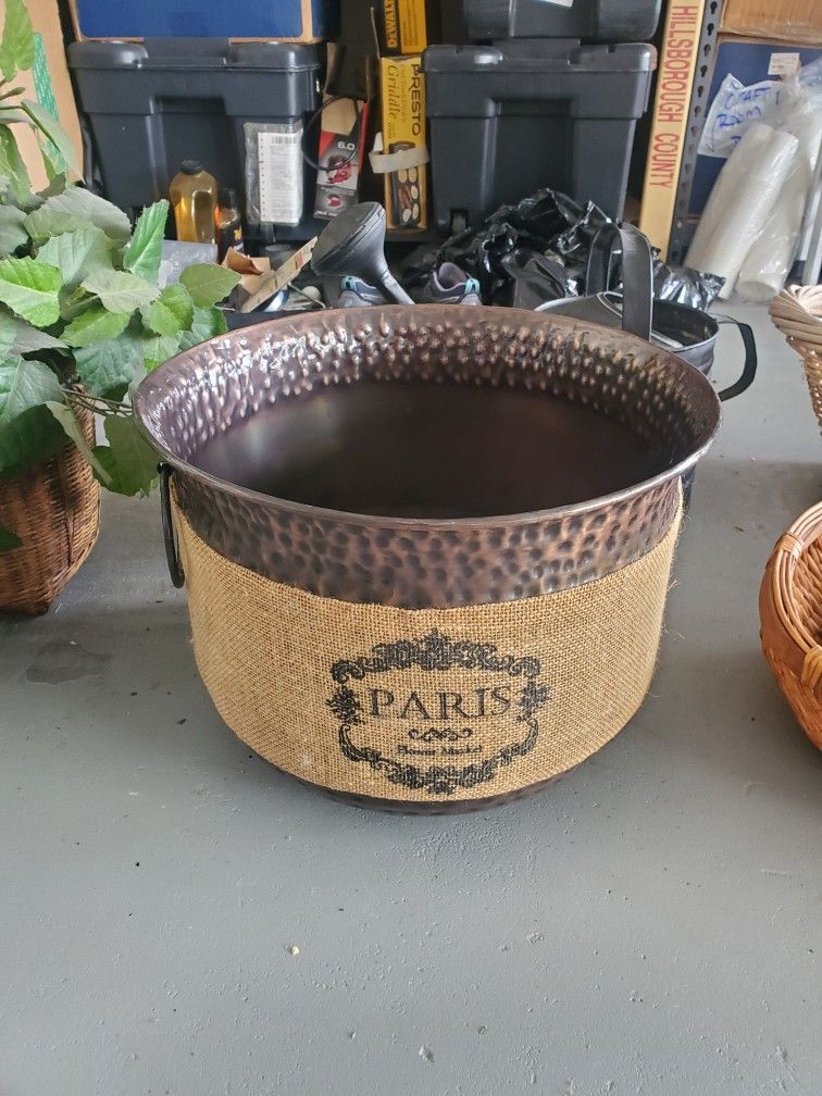 6 baskets plus a Metal Paris Container