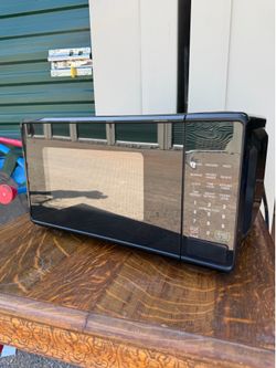 Black 0.7 Cu. Ft. Countertop Microwave – Clean & Works Great