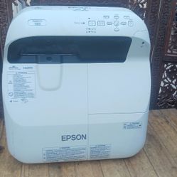 Epson PowerLite 580 XGA Ultra Short Throw HDMI Projector New La.p Zero Hours