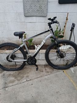 Ghost Square Cross 1.8 hybrid bike with a silver and black aluminum https://offerup.com/redirect/?o=ZnJhbWUuQmlrZQ== OverviewType: Hybrid / Cross bike
