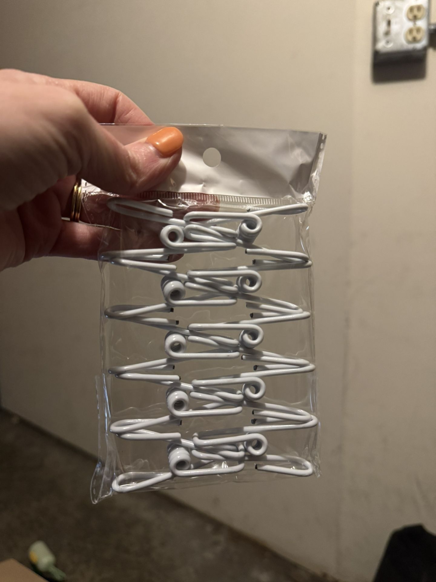 88 Medium White Clips