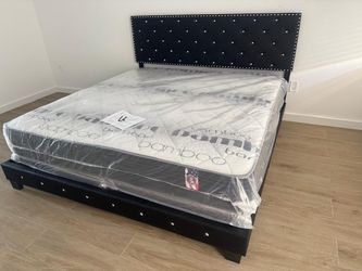 NEW MATTRESS KING SIZE PLUSH WITH BOX SPRING