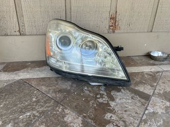 2009 Mercedes GL 450 headlight