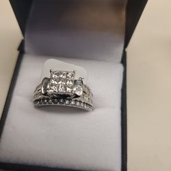 10k White Gold Rings 5.8 Grams Size 7 If You Are Interested Ask For Maribel Thank You 😊 