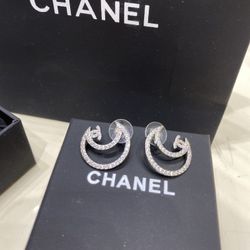 Demure Elegant silver crescent earrings
