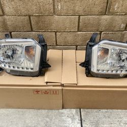 2017 Toyota Tundra OEM Headlight Set