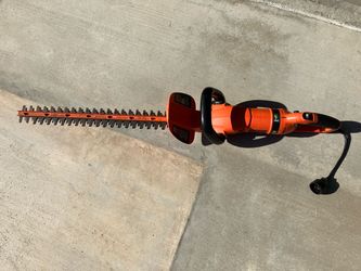 BLACK & DECKER 24” Electric Hedge Trimmer (HH2455)