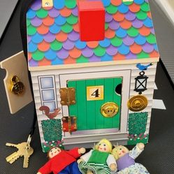 Melissa & Doug Take-Along Wooden Doorbell Dollhouse - Doorbell Sounds, Keys, 4 Poseable Wooden Dolls