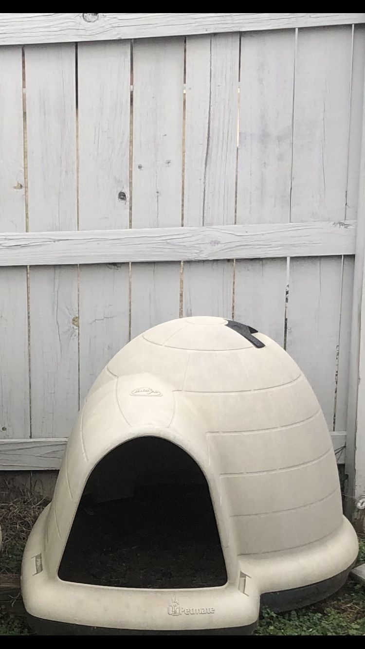Large And Ex-large Petmate Dog Igloos