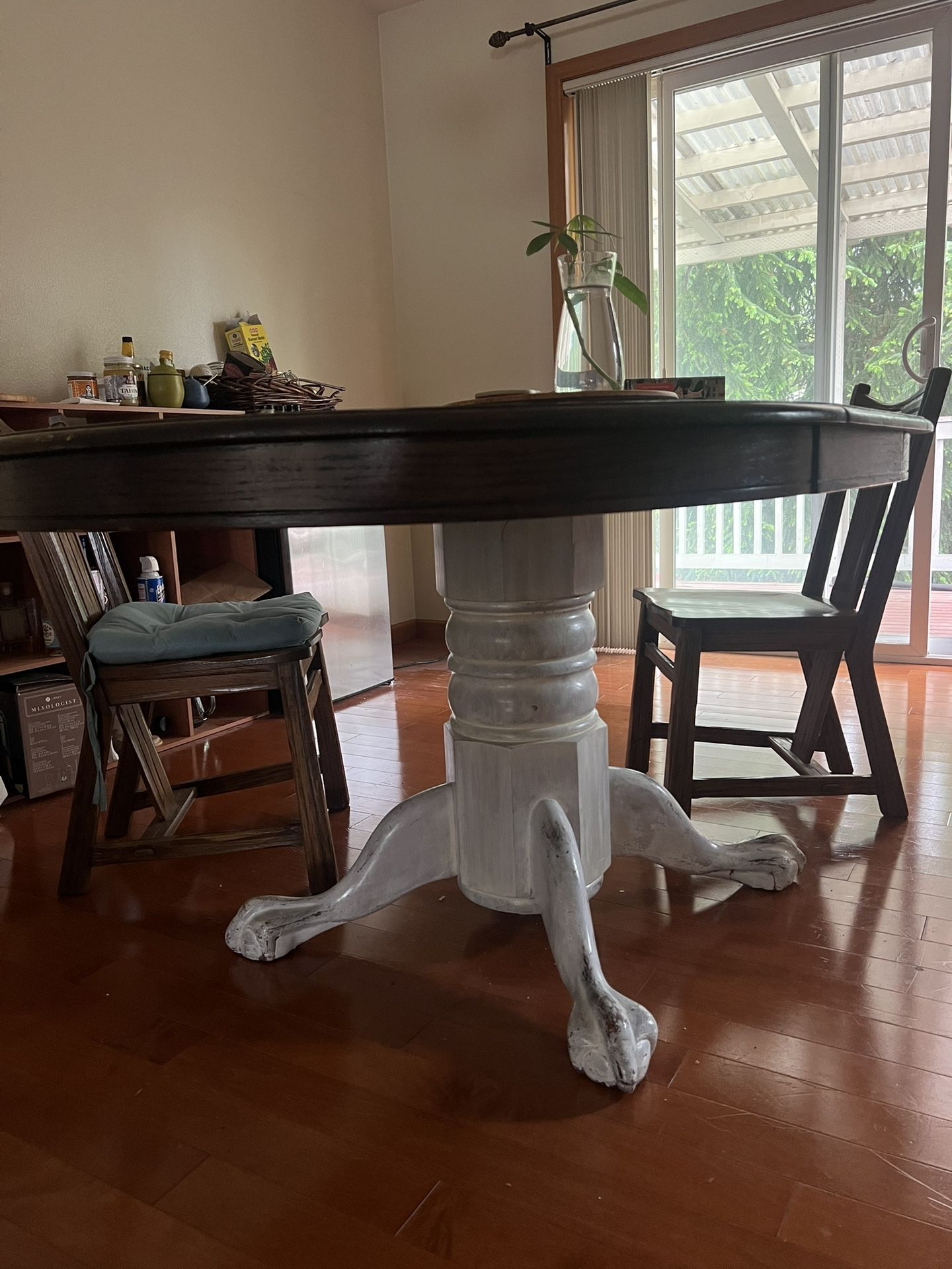 Beautiful Wood Table And 4 Chairs