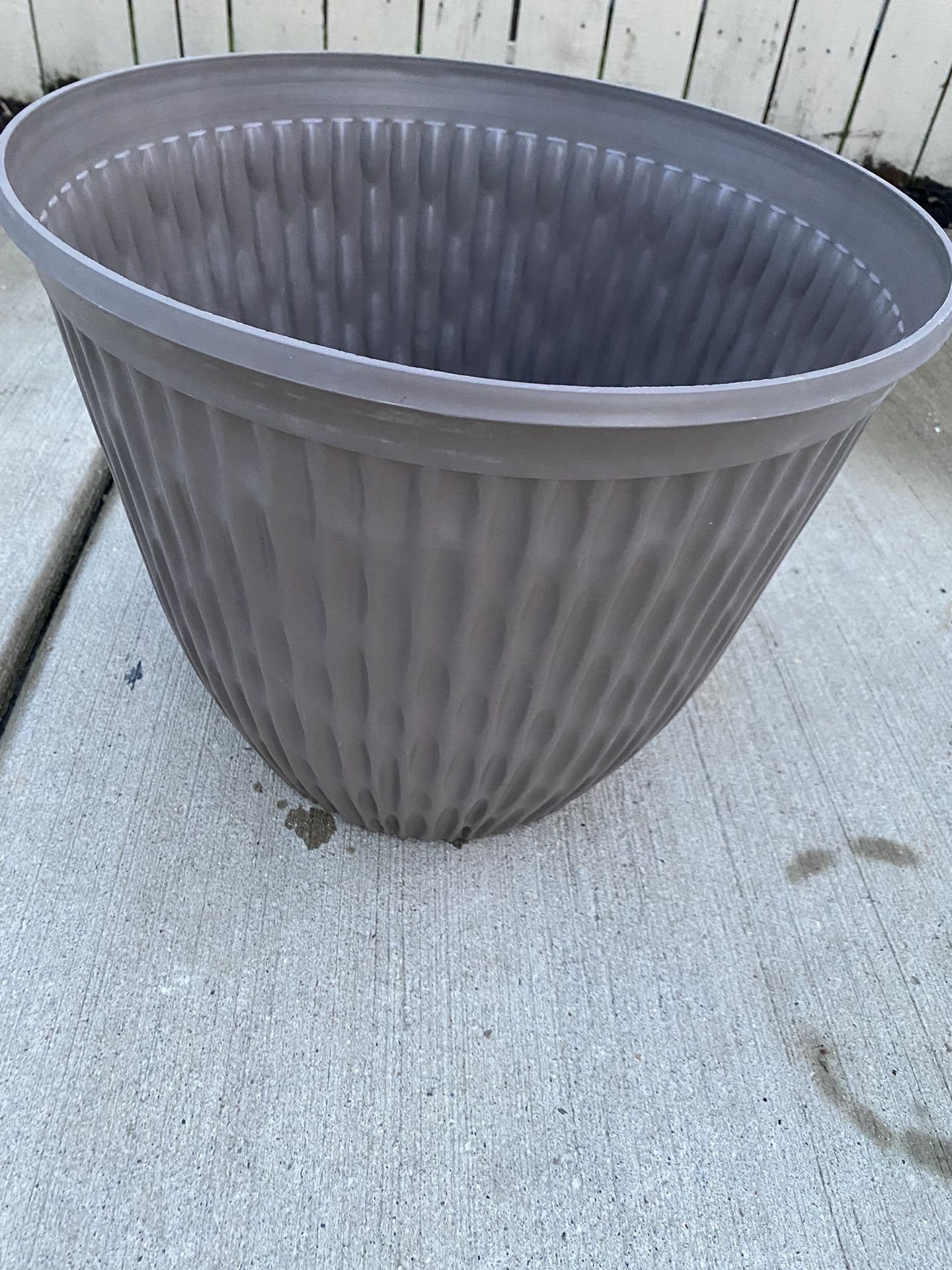 Plastic flower pot