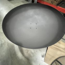 A stove shaped like a round pot was placed in the front and back yards.