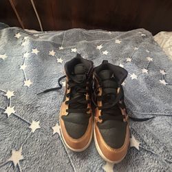  Jordan 1 Mid SE sneakers