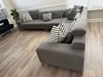 Beautiful 4pc sectional sofa / Delivery Available