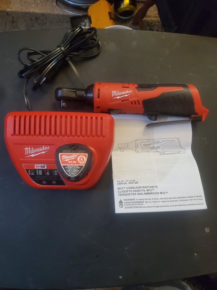 Milwaukee M12 3/8" Ratchet/CP 2.0 BAT/CHARGER. 