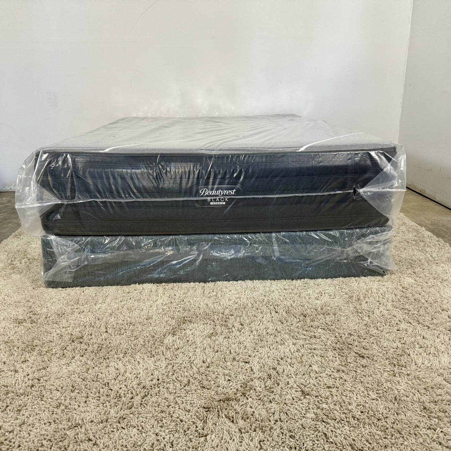 Queen Beautyrest Black Hybrid Mattress (Delivery Is Available)