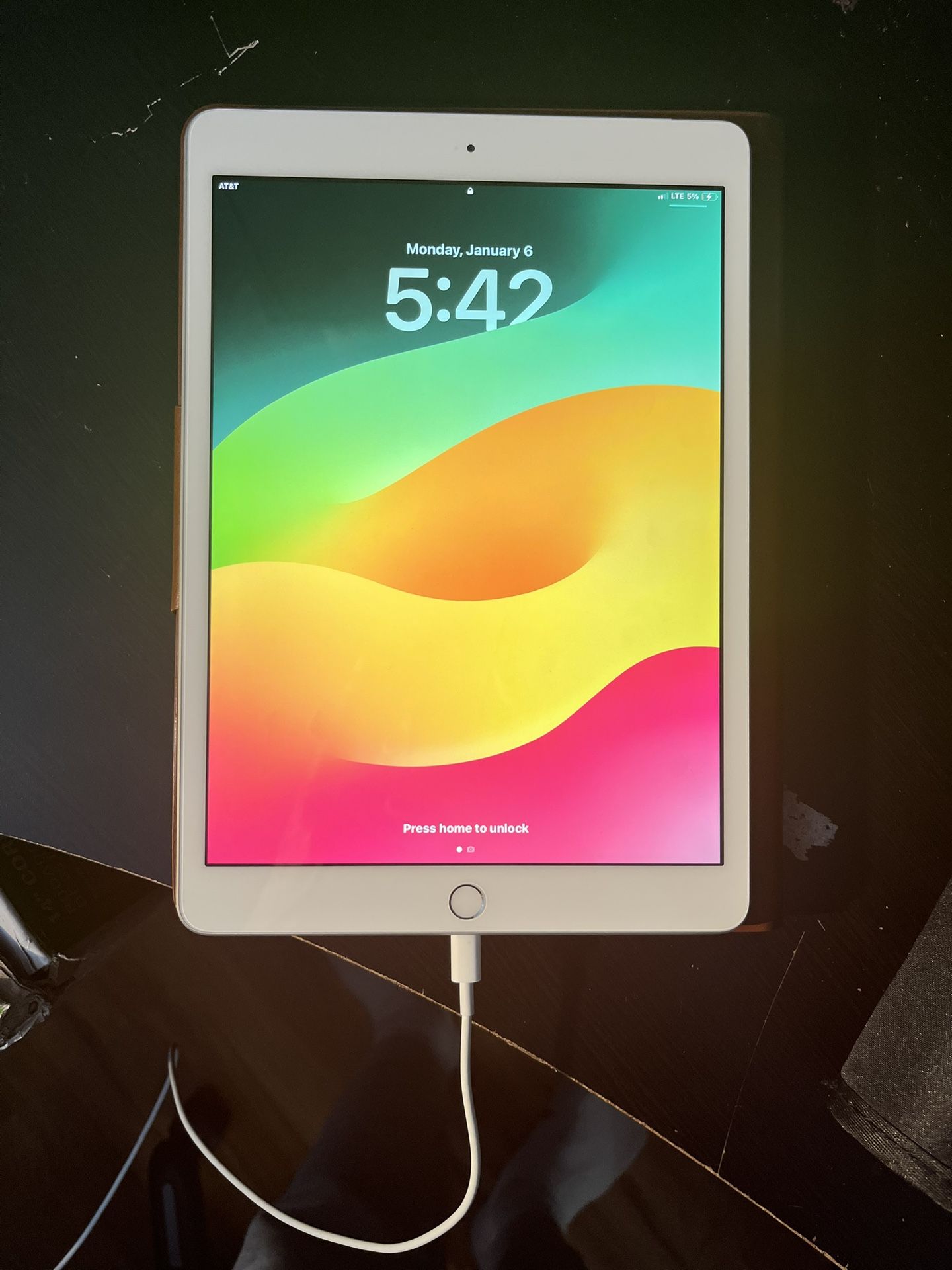 iPad 8th Gen 32GB with Cellular Data + Case - Great Condition!