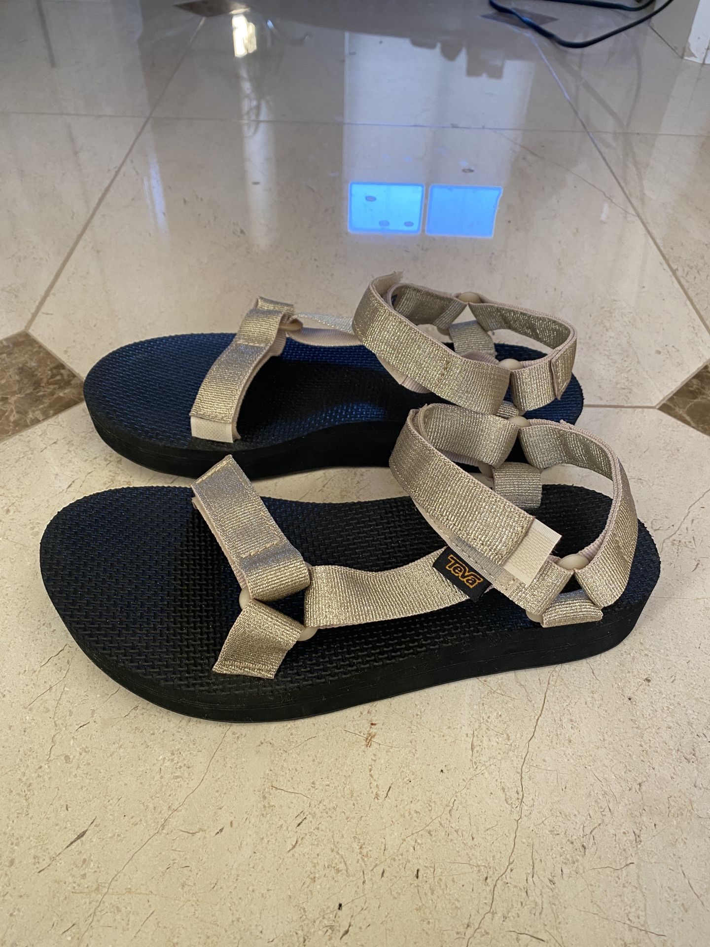 New In Box Teva Midform Universal Sandal Size 8