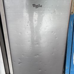 🔥💝🛏️🙌 Used Whirlpool Mini Refrigerator — works great and cools exactly as it should.