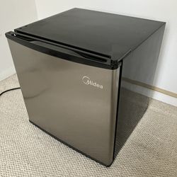 Midea Mini Fridge Refrigerator (1.6 cubic feet)