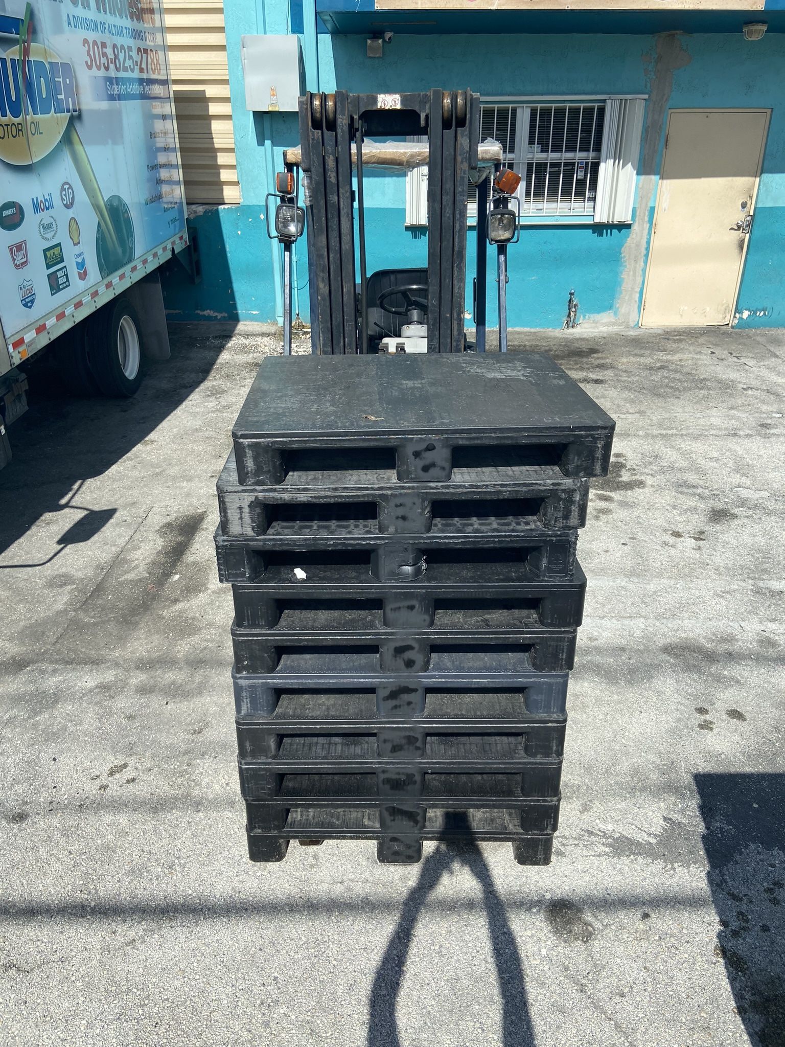 HEAVY DUTY PLASTIC PALLETS 37x32 $25