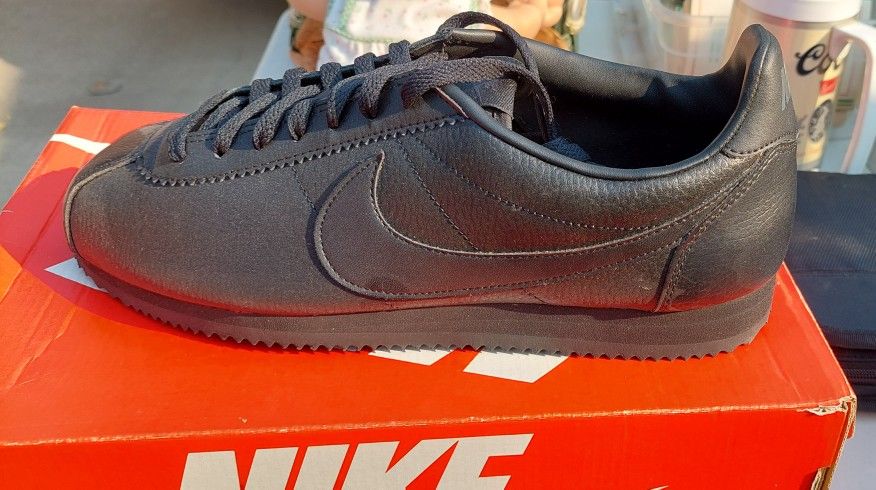 NEW NIKE CORTEZ
