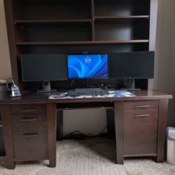 Dania Desk and hutch ***FREE***