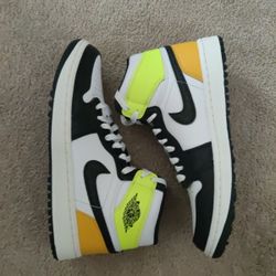 Air Jordan Retro 1 High Golf "Volt" Size 7men/8.5wmns