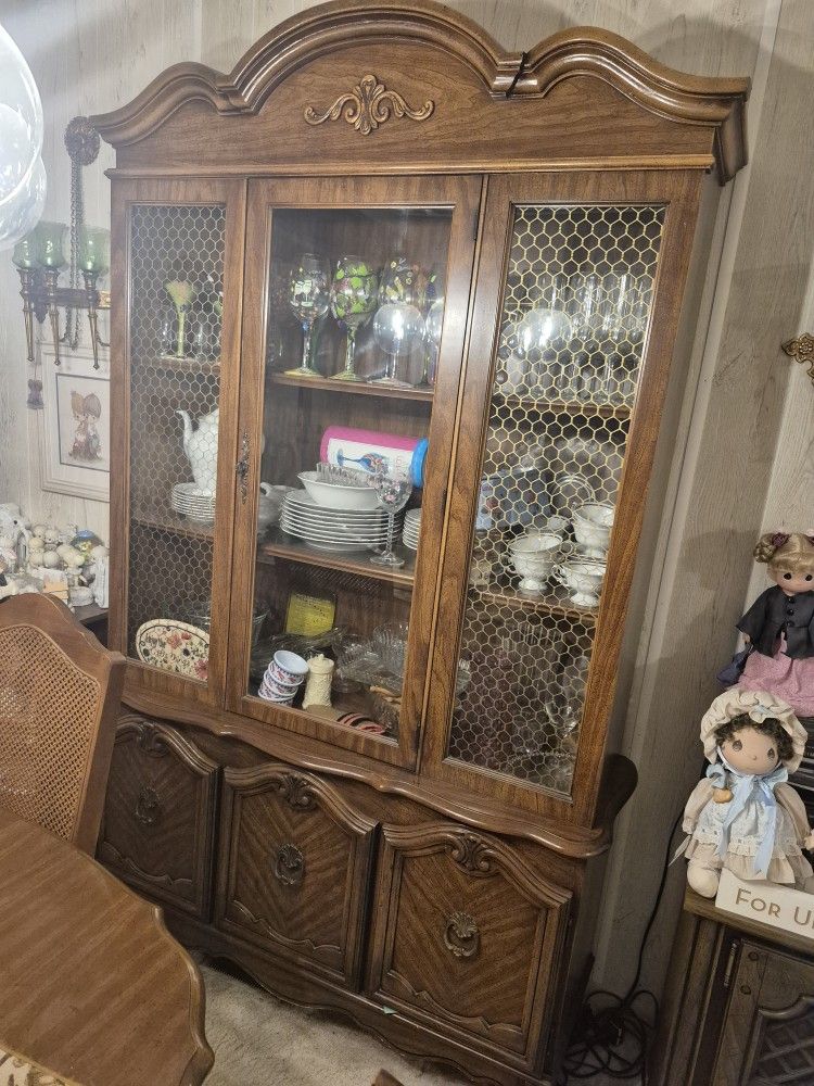 Broyhill Dining Room Set