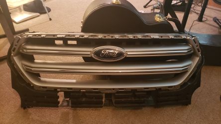 Ford Escape 2017-2019 grill OEM (pre-owned)