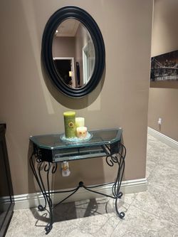 DECORATIVE TABLE AND MIRROR