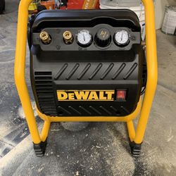 Dewalt 2.5 Gal. Portable Electric Heavy Duty 200 PSI Quiet Air Compressor 