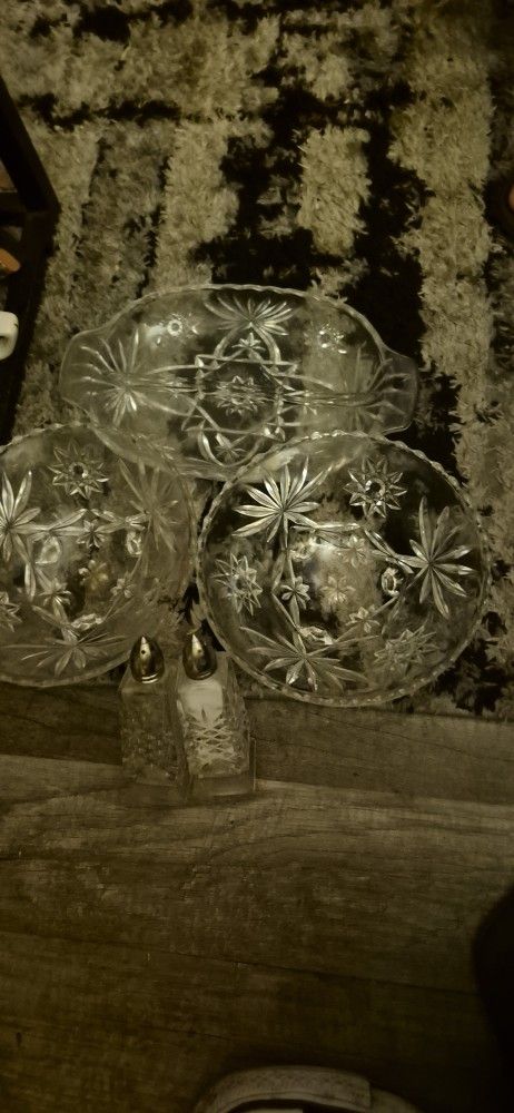 This beautiful chip and dip bowl set by Anchor Hocking is a vintage piece from the 1960s. The clear glass material and cut glass production style make