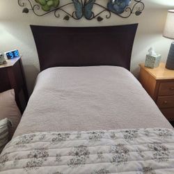 🛏️ Twin Mahogany Bed + Cool Gel Mattress – Purchased January – Like New