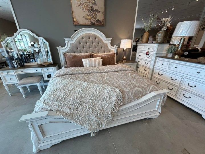 Ashley Furniture Realyn Bedroom Furniture Set 🌟 Queen Size Bed/King Size Bed, Dresser, Nightstand, Chest, Mirror, Mattress ⭐$39 Down Payment with Fin